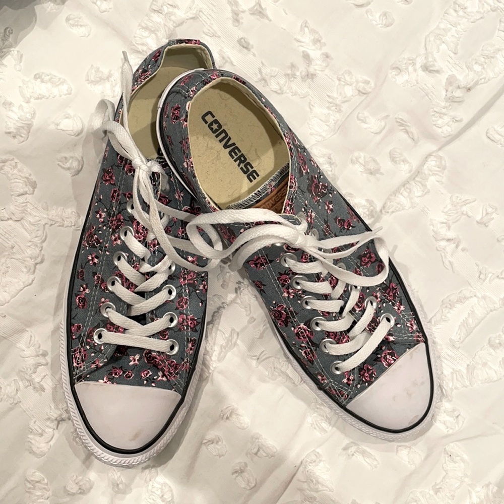 NEVER WORN CONVERSE SNEAKERS